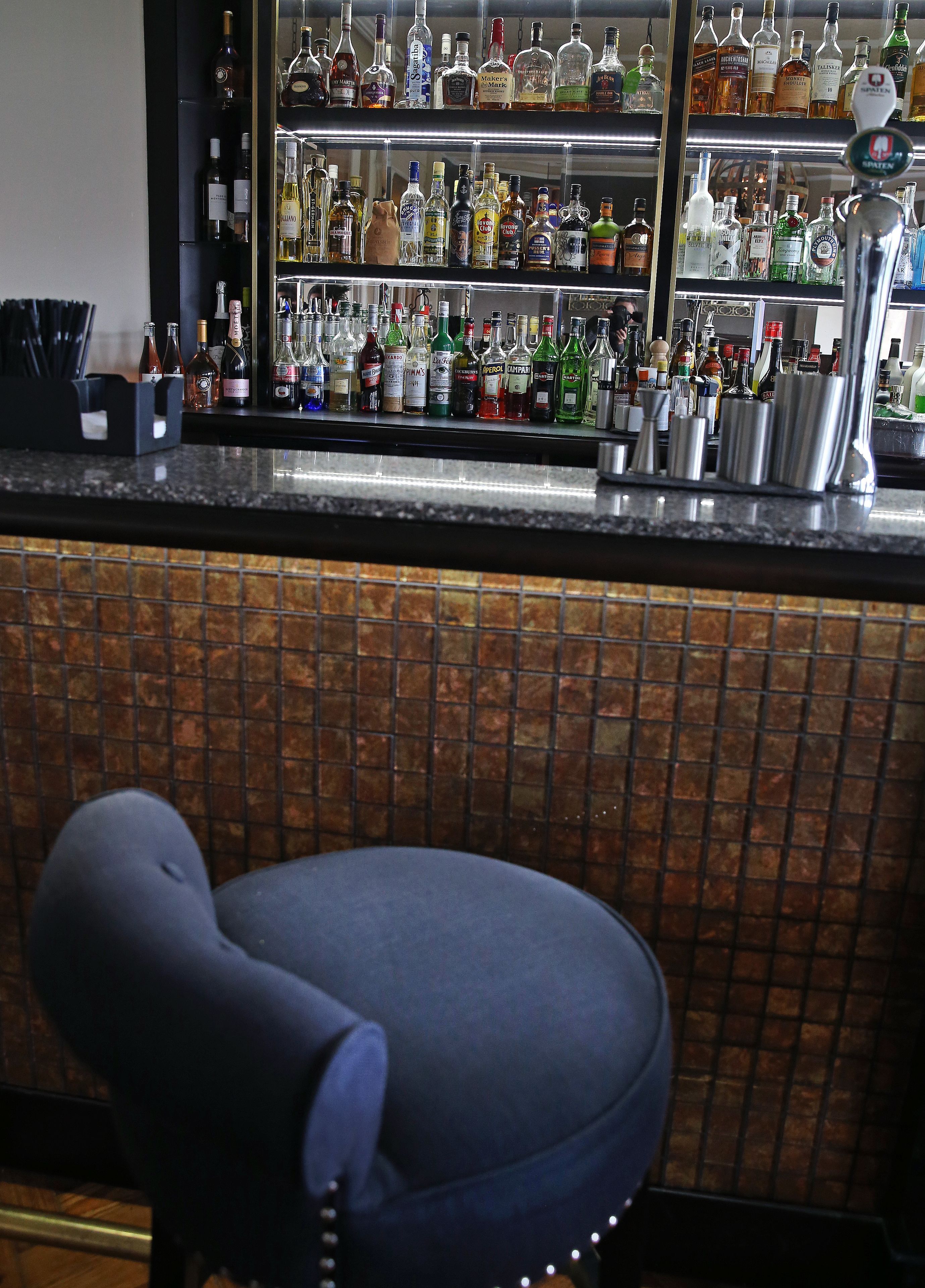 2 bars/lounges, sports bar