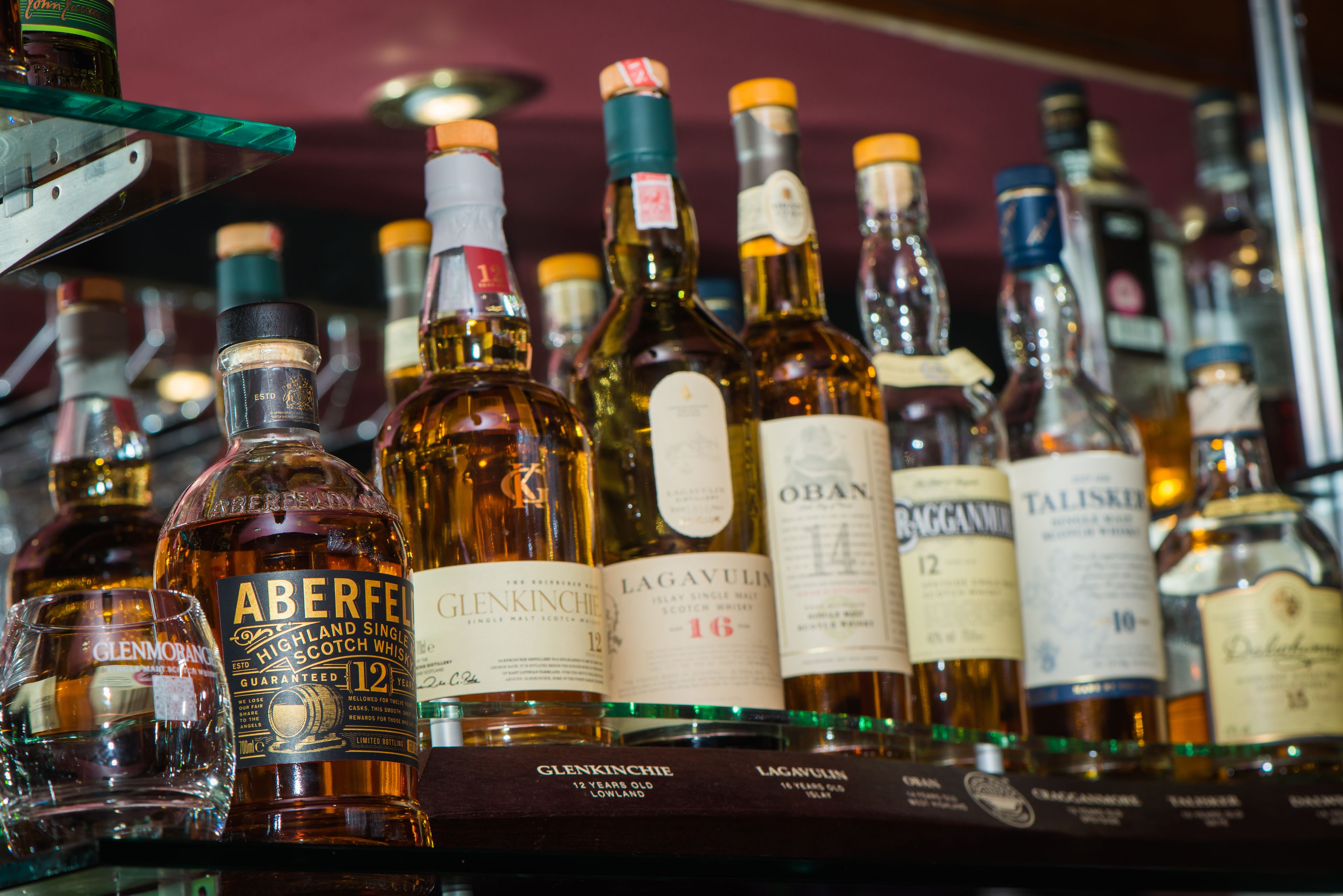Variedad de botellas de whisky a la vista.