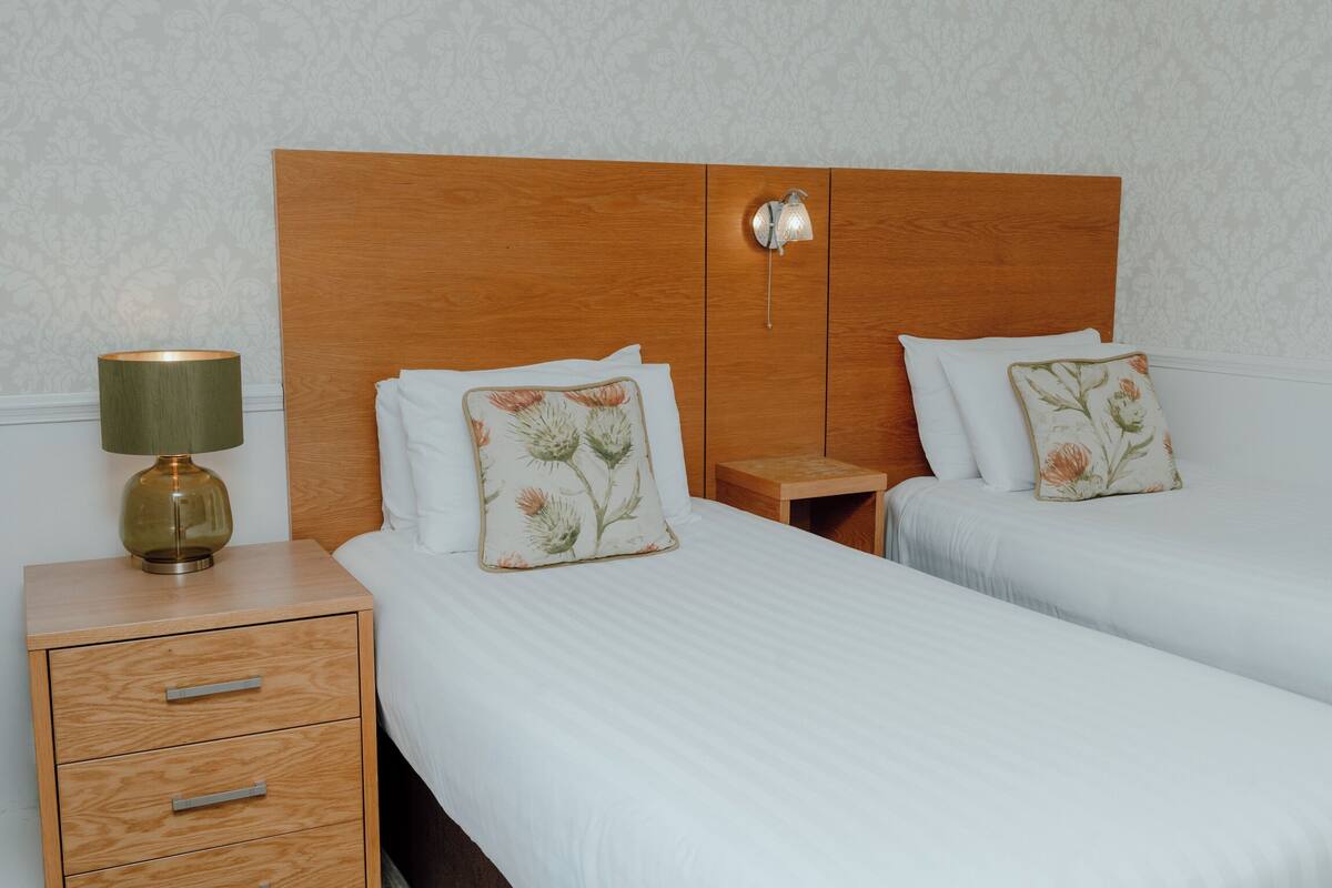 Cosy Twin Room | أغطية فراش متميزة وخزنة داخل الغرفة ومكتب ومساحة عمل للكمبيوتر المحمول
