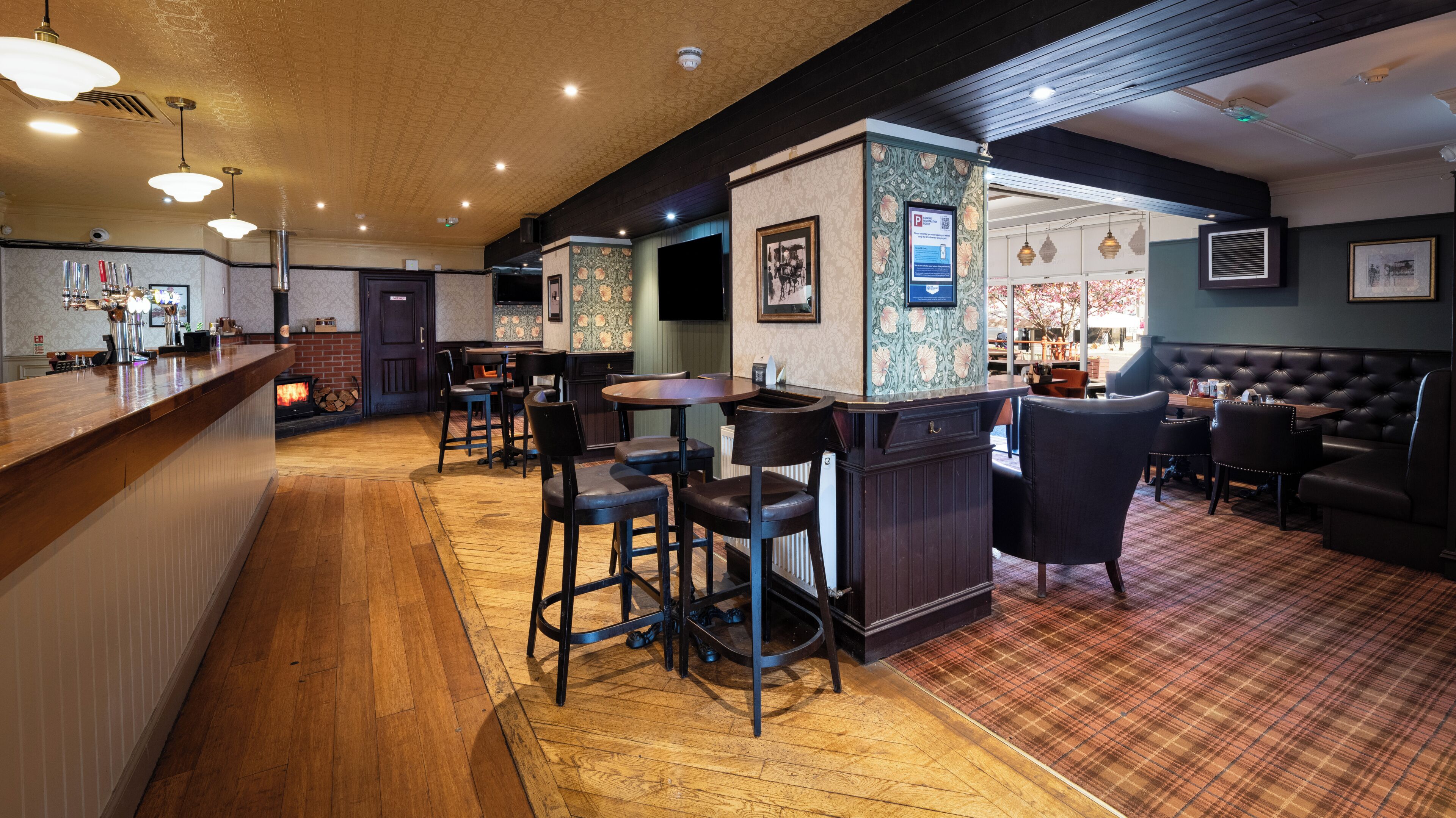 2 bars/lounges