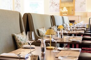 2 restaurants servant le déjeuner et le dîner