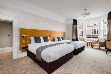 Family Room 2 Double Beds | Hochwertige Bettwaren, Zimmersafe, individuell dekoriert, Schreibtisch. Fisher's Hotel