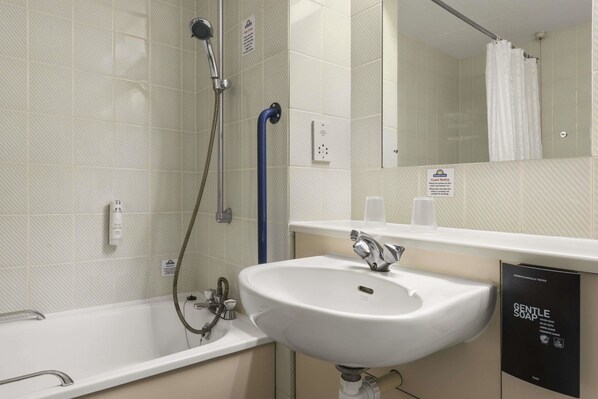 Une salle de bain avec une baignoire, un lavabo et une douche.