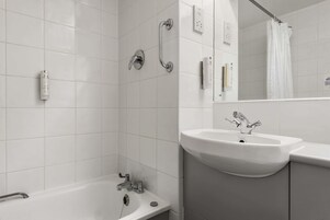 Ducha, artículos de tocador ecológicos, secador de pelo, toallas