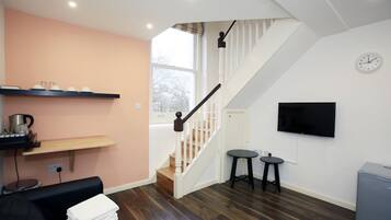 Soundproofing, free WiFi, bed sheets