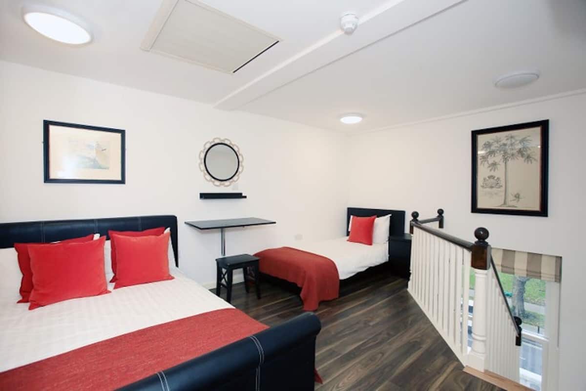 Soundproofing, free WiFi, bed sheets