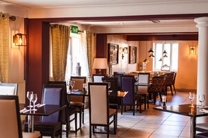 Se sirven desayunos, almuerzos y cenas; cocina británica