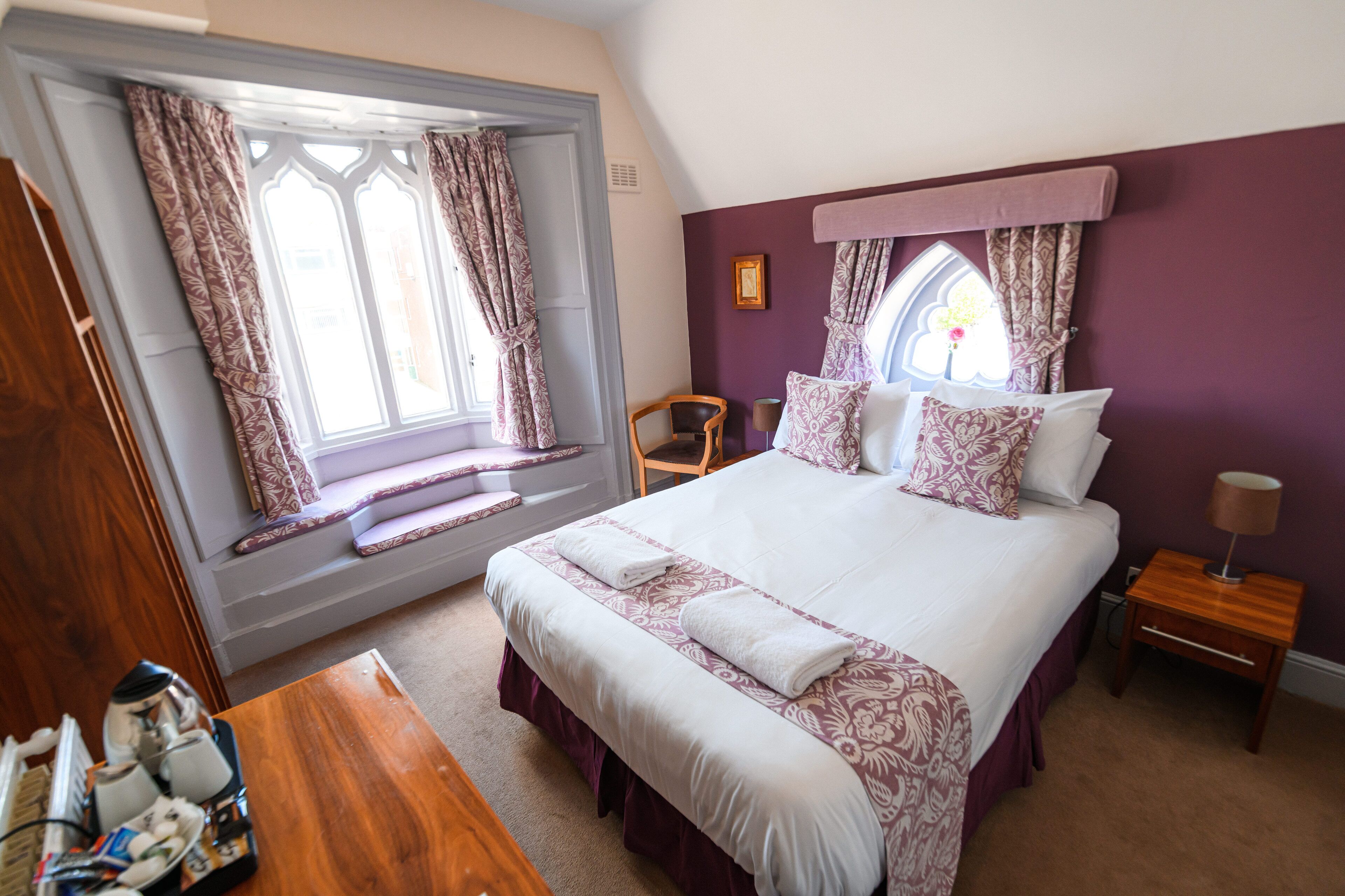 standard double room | desk, laptop workspace, blackout curtains, soundproofing