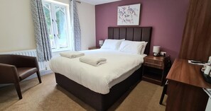 Desk, laptop workspace, blackout drapes, soundproofing - The Lemon Tree - Hotel (Wrexham)