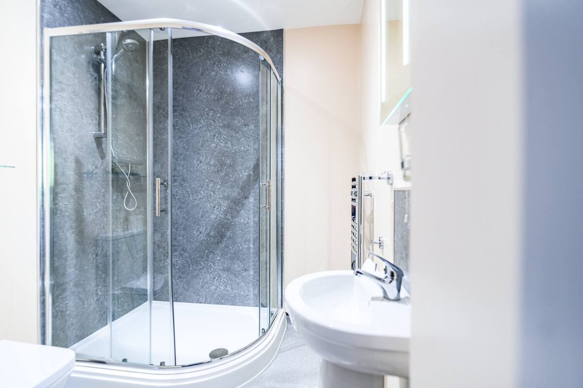 shower, free toiletries, towels
