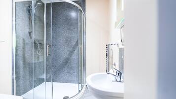 Regadera, amenidades de baño gratuitas, toallas