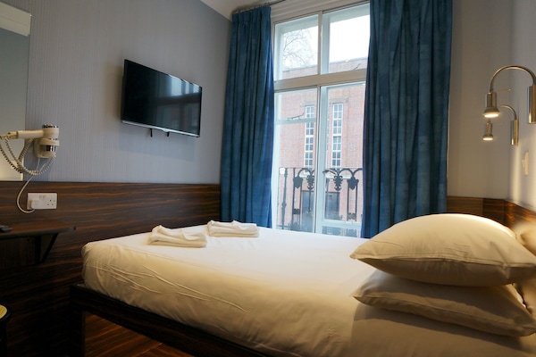 高级单人房 | 客房内保险箱、办公桌、熨斗/熨板、免费 WiFi