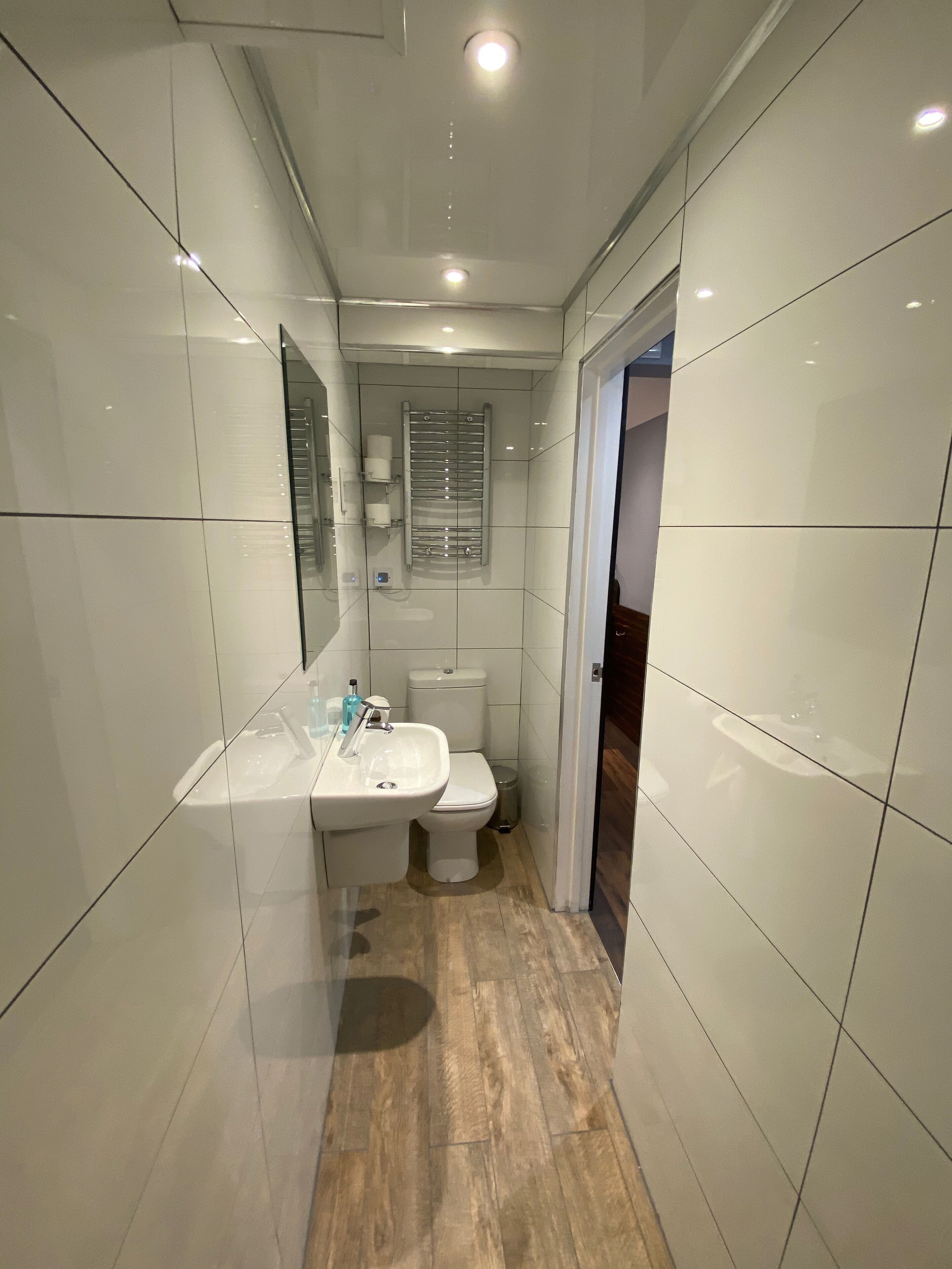 Photo - Crestfield Hotel