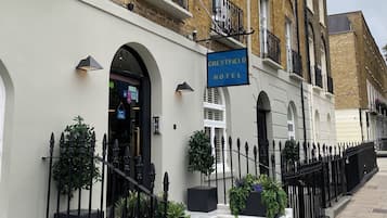 Vista frontal de la propiedad