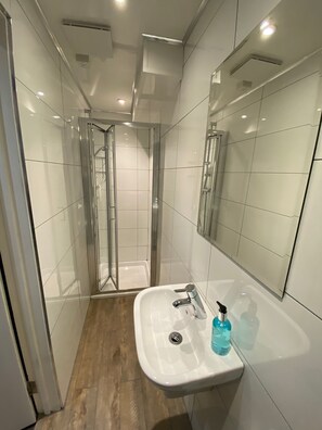 Shower, hair dryer, towels - Crestfield Hotel (London)