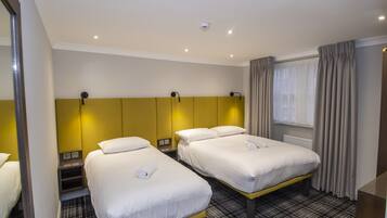 Double Room with Extra Single Bed | Ropa de cama de alta calidad y tabla de planchar con plancha