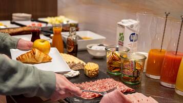 Ein Buffet mit verschiedenen Speisen und Getränken.