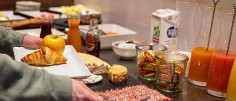 Un bufé con diversos alimentos y bebidas.