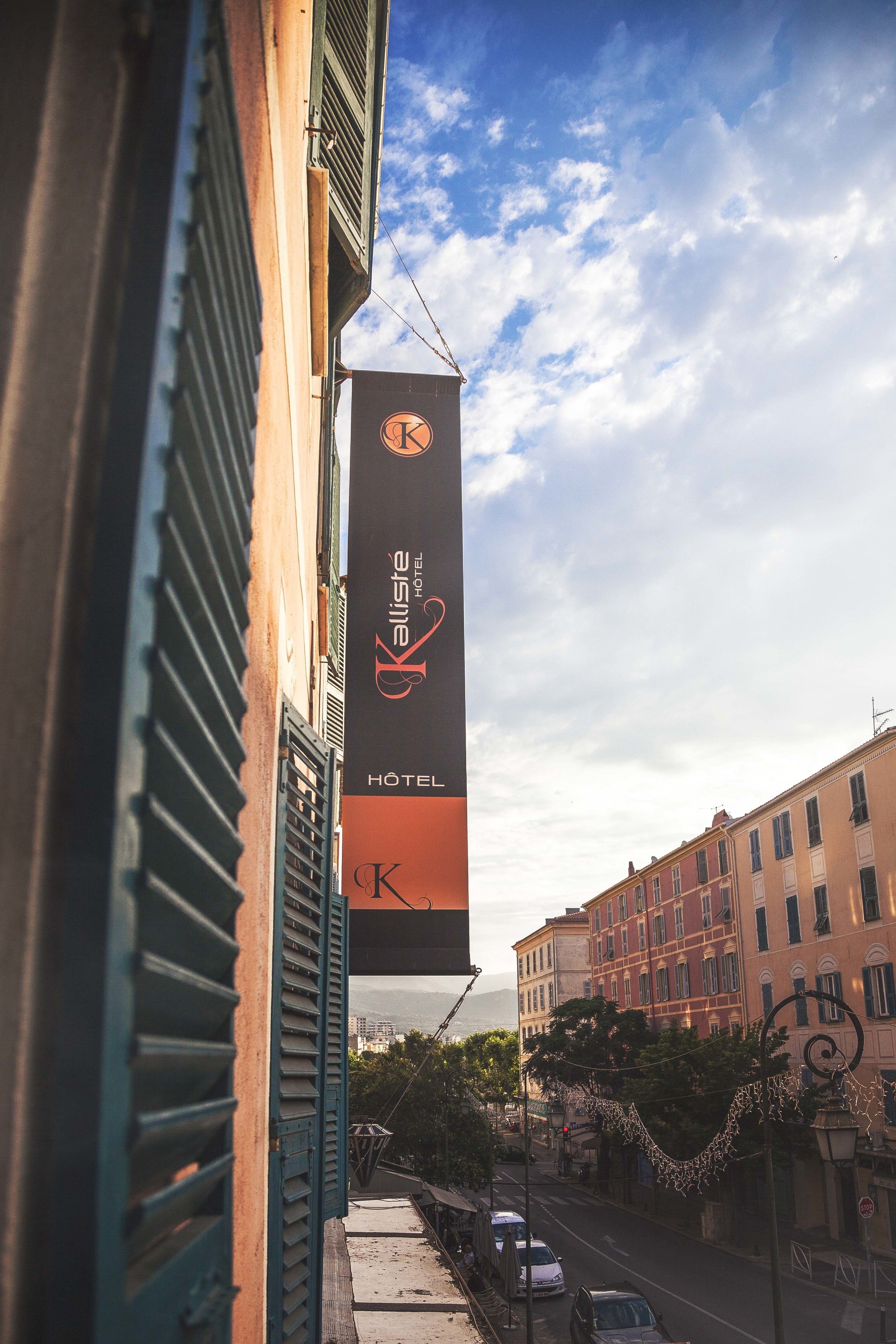 Une enseigne d’hôtel portant le nom « Kalisie Hotel » et un logo.