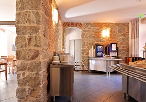 Buffet déjeuner (12 EUR par personne)
