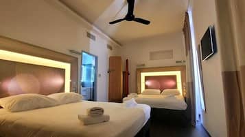 Quarto quádruplo standard | 1 quarto, escrivaninha, quartos à prova de som, Wi-Fi de cortesia