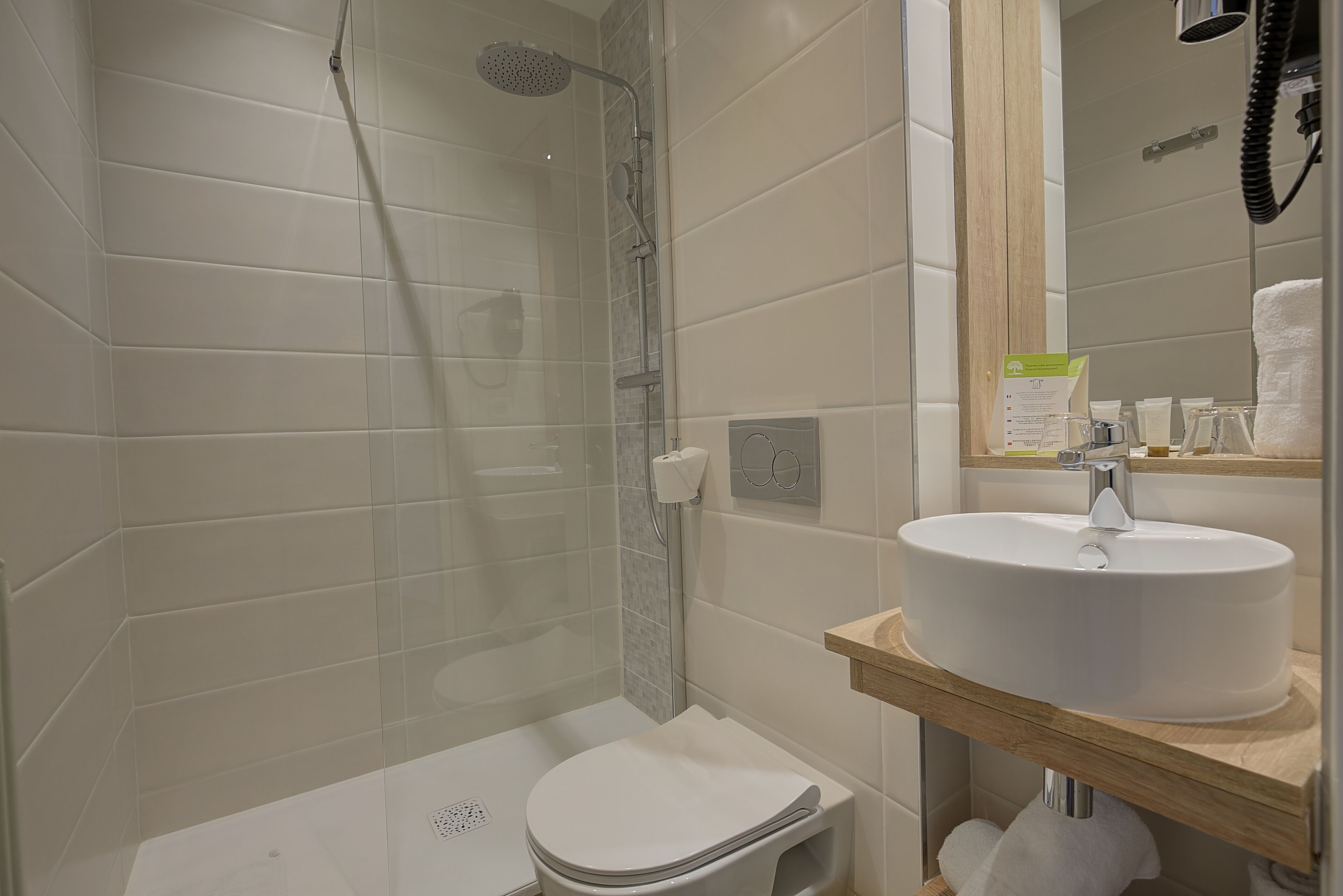 triple room, bathtub | bathroom | free toiletries, hair dryer, towels