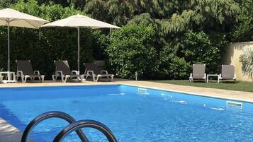 Piscine extérieure (ouverte en saison), parasols de plage