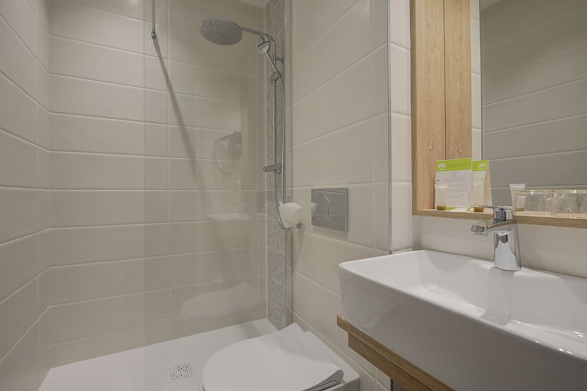 Ein modernes Badezimmer mit Dusche, Toilette und Waschbecken.