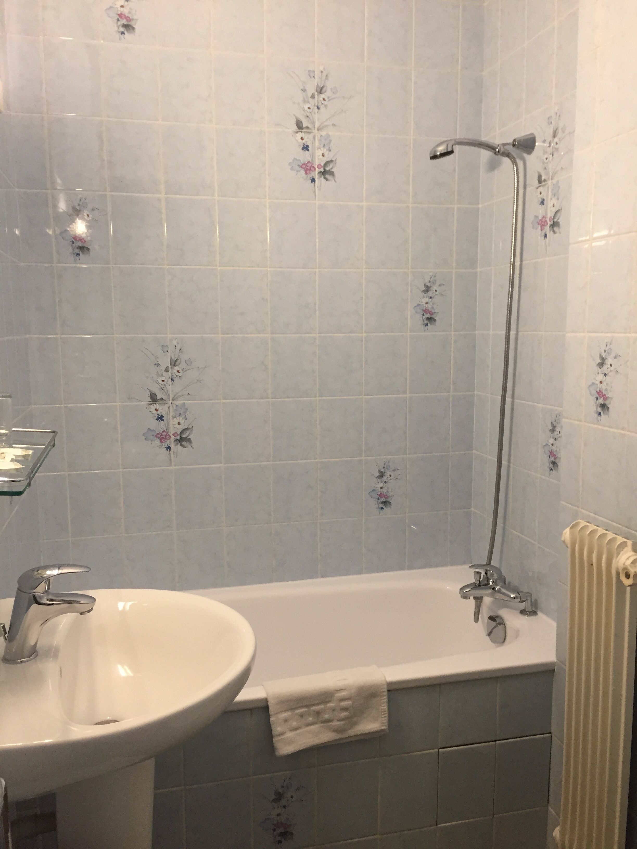 comfort double room | bathroom | free toiletries, hair dryer, towels