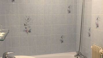 Un baño con bañera, lavamanos y ducha.