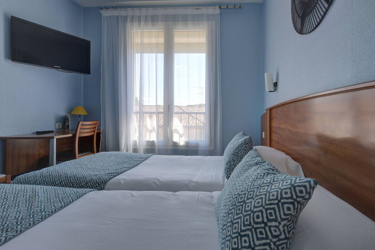 single room | 1 bedroom, in-room safe, individually decorated, individually furnished