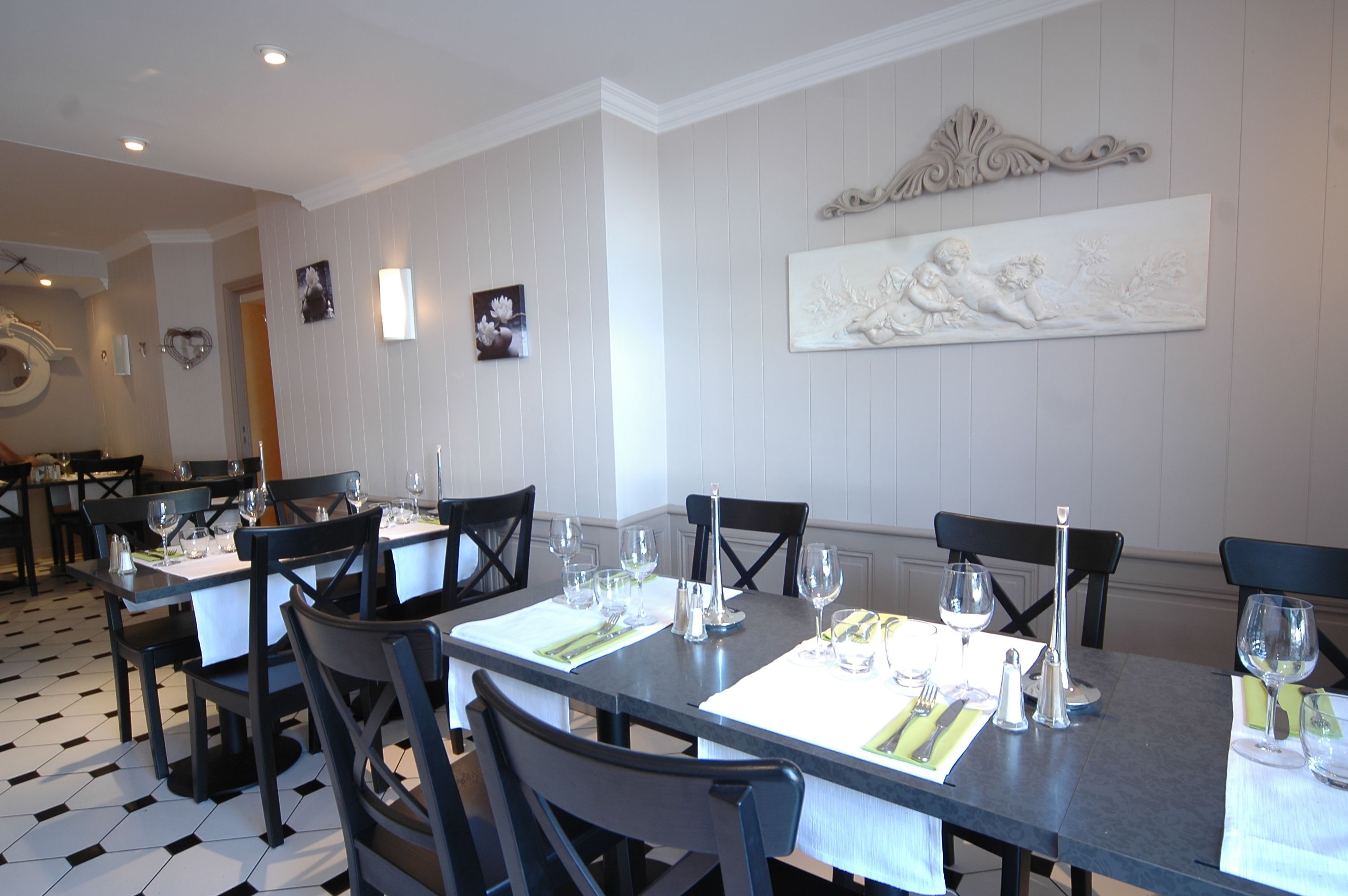 Breakfast, lunch, dinner served; French cuisine 