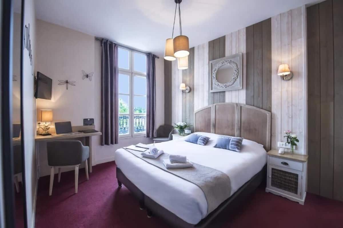 Desk, WiFi (free), bed sheets