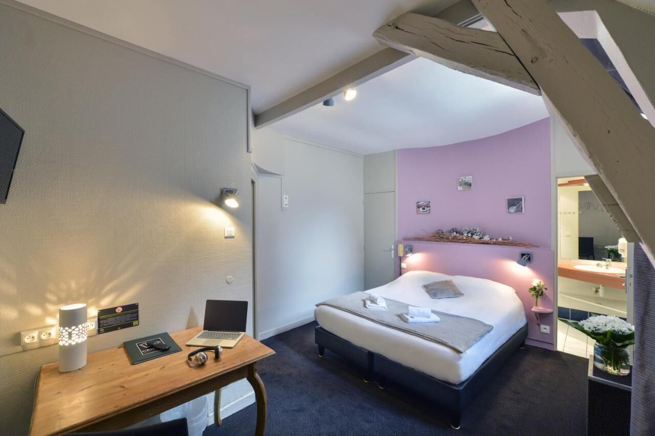 Desk, WiFi (free), bed sheets