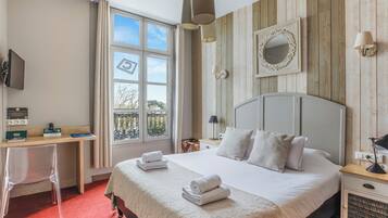 Doppelzimmer, 1 Doppelbett, Flussblick | Schreibtisch, kostenloses WLAN, Bettwäsche
