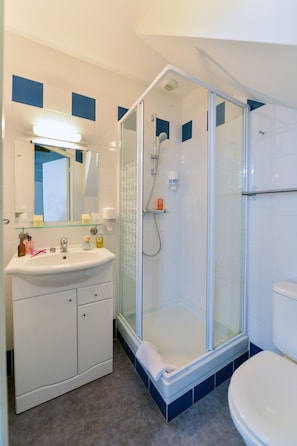 Family Room | Desk, free WiFi, bed sheets - Logis Hotel Restaurant Cristal (Saumur)