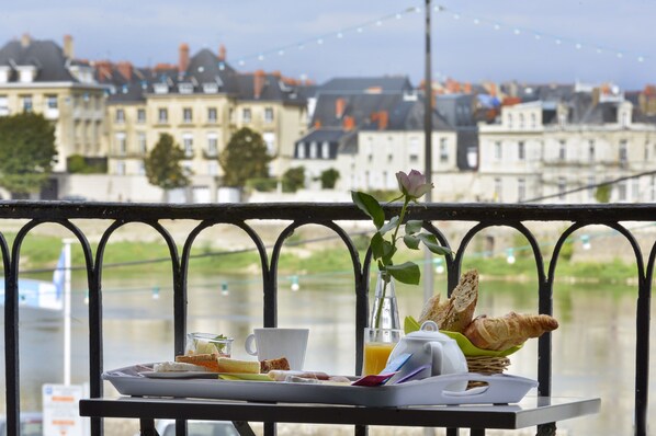 Superior Double Room, 1 Double Bed, River View | Desk, free WiFi, bed sheets - Cristal Hotel Restaurant (Saumur)