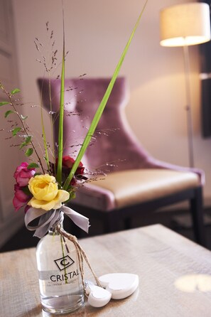 Dobbeltrom – superior, 1 dobbeltseng, elveutsikt | Skrivebord, wi-fi (inkludert) og sengetøy