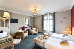 Twin Room, 2 Single Beds, River View | Desk, free WiFi, bed sheets - Cristal Hotel Restaurant (Saumur)