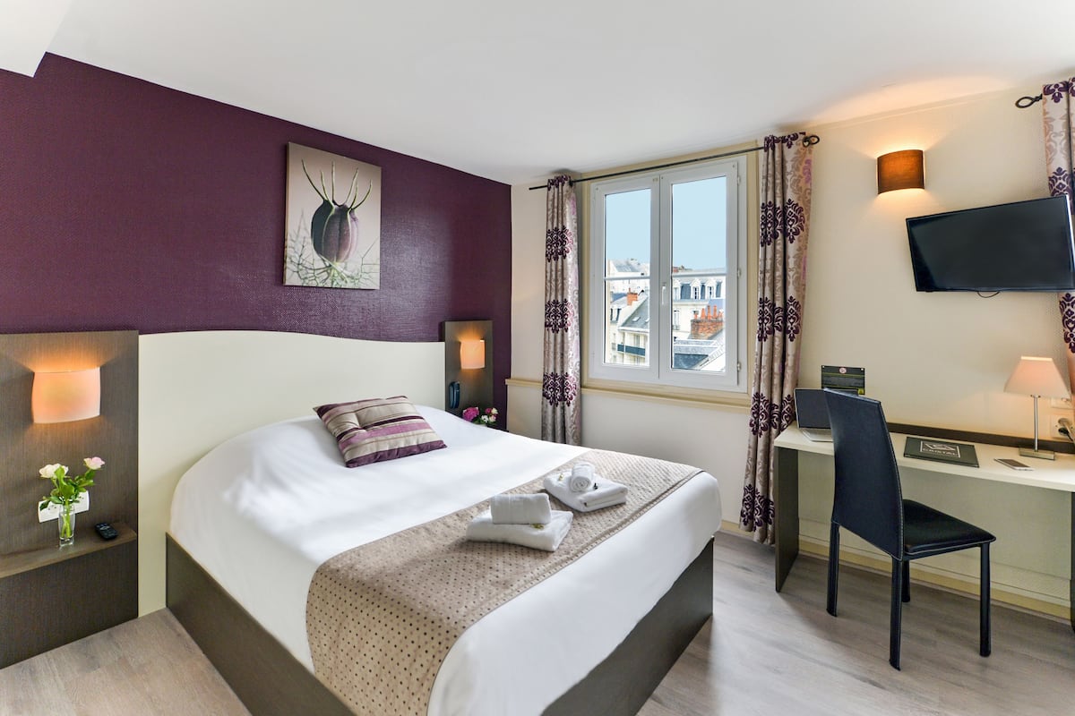 Triple Room | Desk, free WiFi, bed sheets