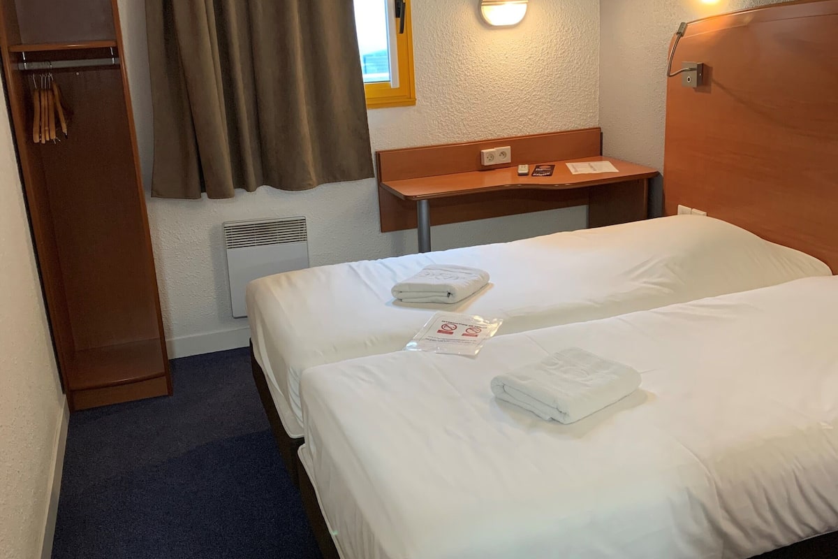 twin room | desk, free wifi, bed sheets