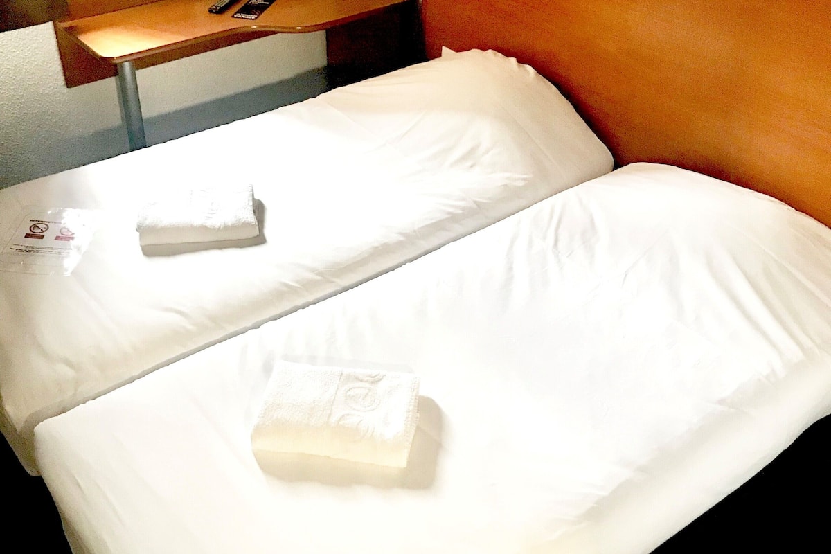 twin room | desk, free wifi, bed sheets