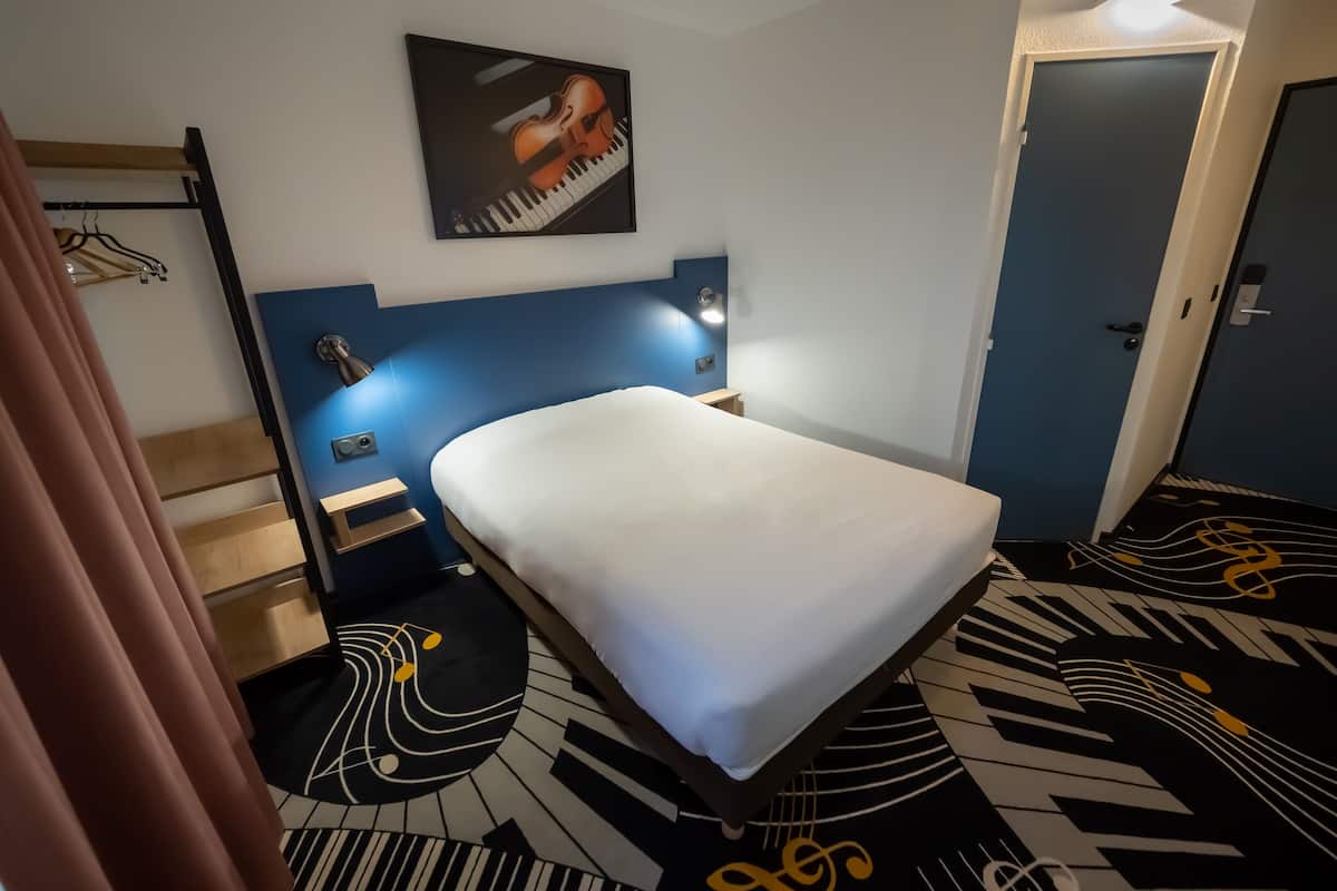 Desk, free WiFi, bed sheets