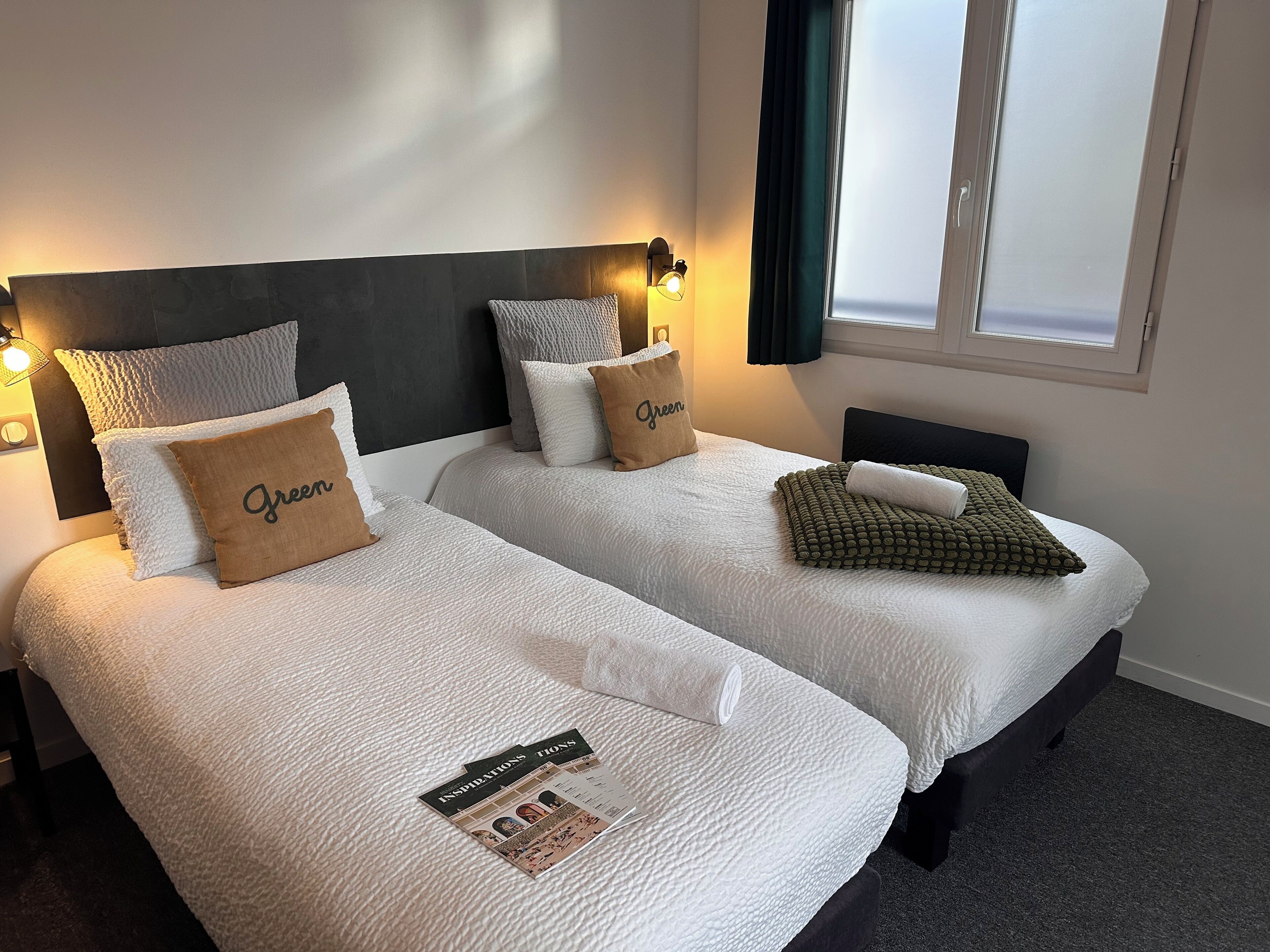 Suite Junior, 2 letti singoli | Con stile personalizzato, con arredamento individuale, una scrivania