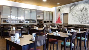 Aamiainen, lounas ja illallinen; kansainvälinen keittiö