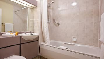 Combined shower/bathtub, free toiletries, hair dryer, towels