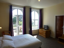 Standard Family of 4 room with view | Roupas de cama premium, roupa de cama