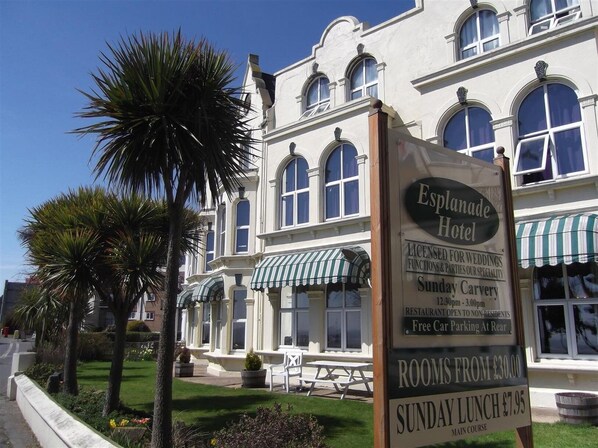 The Esplanade Hotel with a signboard advertising rooms from £30.00, Sunday lunch for £7.95, and a Sunday carvery from 12:30pm to 3:00pm. - Esplanade Hotel - Clacton On Sea (Beachfront Hotel) by OYO (Clacton-on-Sea)