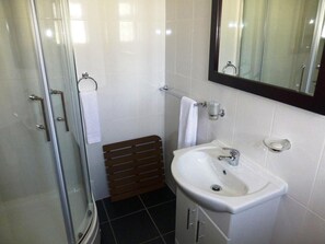 Combined shower/bathtub, hair dryer, towels