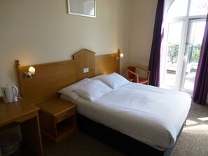 Standard Family of 4 room with view | Premium bedding, bed sheets - Esplanade Hotel - Clacton On Sea (Beachfront Hotel) by OYO (Clacton-on-Sea)
